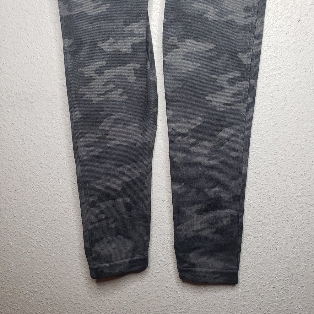 NWT SPANX Sz M Look At Me Now Seamless Gray Camo Leggings (1332) - Picture 3 of 6